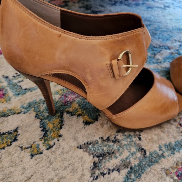 Tan heels - Picture 6 of 11